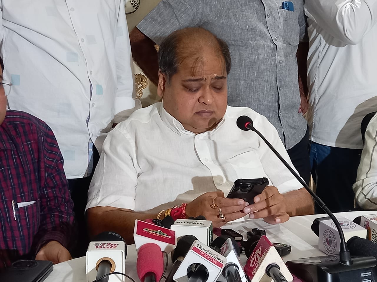 এফএসডিএলের প্রস্তাবে ক্ষুব্ধ দুই প্রধান