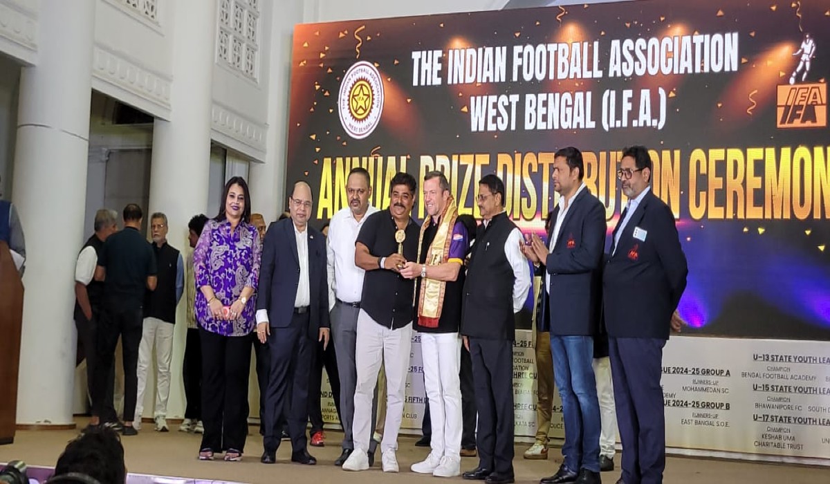 বেটন ফাইনালে পুরস্কার তুলে দিলেন লোথার ম্যাথুজ, ভারতীয় ফুটবলকে দিলেন পরামর্শও